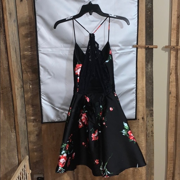 Homecoming / Formal Dress - Picture 2 of 3